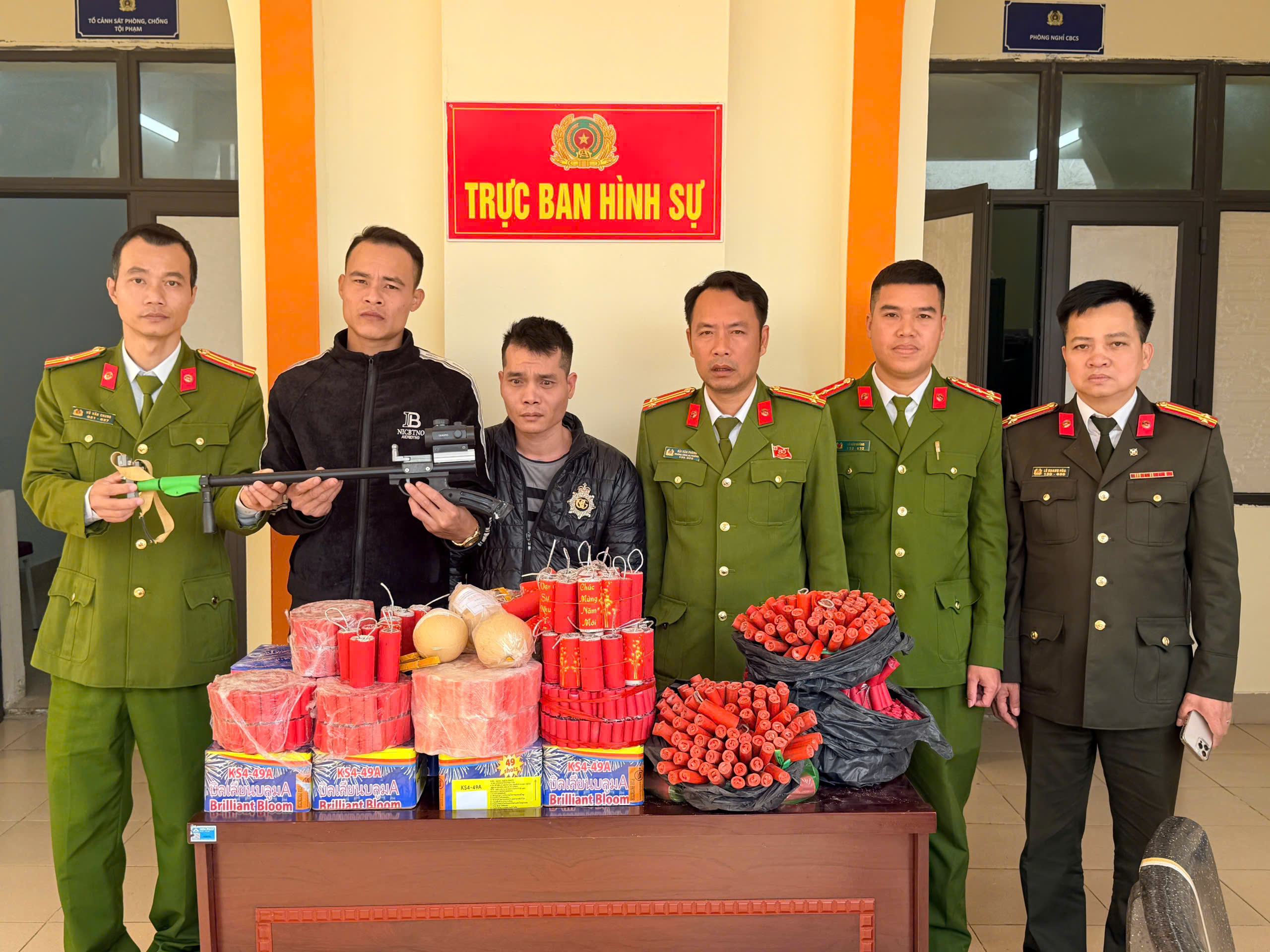 Đội Cảnh sát đường thủy số 2 và Công an phường Bạch Đằng: Vận động thu hồi 09 khẩu súng và 37,7 kg pháo